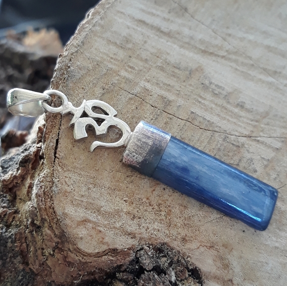 "Om" Blue Kyanite .925 Silver Pendant - Picture 2 of 4